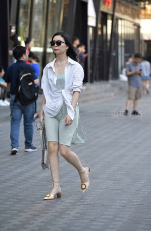 带着墨镜的美女