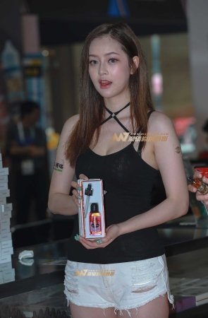 舌尖上的诱惑，大长腿美女