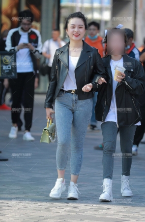 紧身牛仔裤小妹