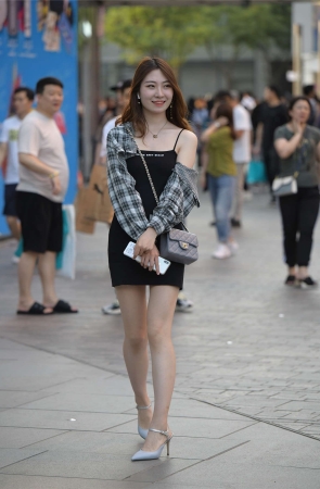 开朗简约吊带裙