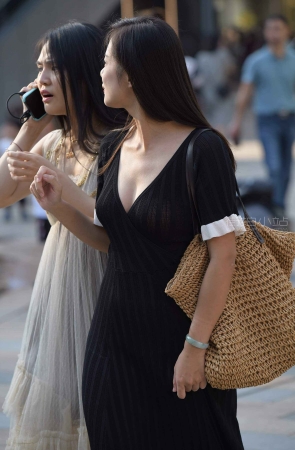 街拍黑色长裙姐姐