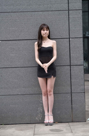 黑色短裙苗条美足小仙女