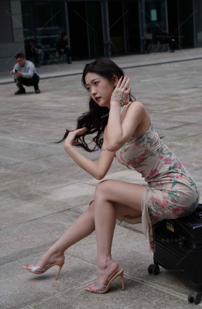 花裙子美足高跟网红 任绵绵