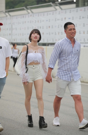 白色热裤短靴美腿