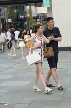 清秀少妇头，白皙美腿媳妇～