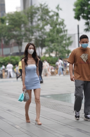 蓝色一字抹胸装小姐姐