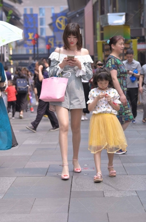 街拍喜欢穿R丝的宝妈