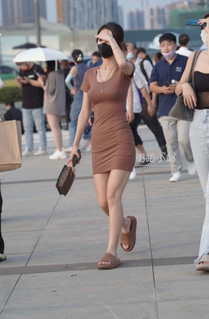 紧身短裙小姐姐