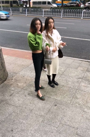 黑色紧身牛仔裤和白色包臀长裙妹子