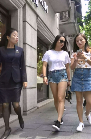 性感肉丰满破洞热裤美女
