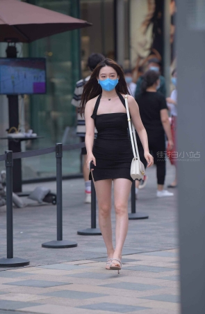 街拍紧身黑色包臀裙小妹
