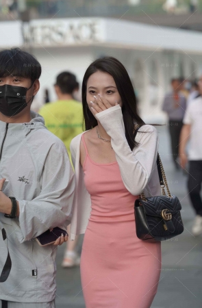 街拍粉色裙气质女朋友