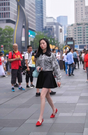 街拍红色高跟美眉