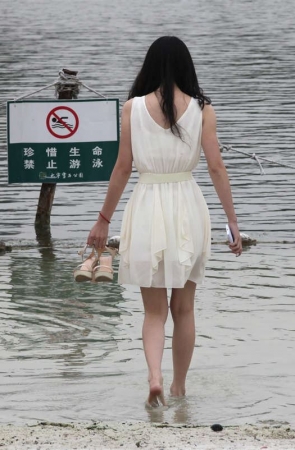No1431 长发伴娘，露脚不是重点，擦脚的美姿才叫诱惑