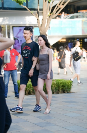 吊带连体包臀裙美女