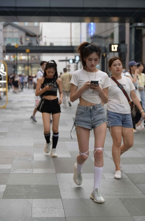 街拍甜美的热裤小姐姐