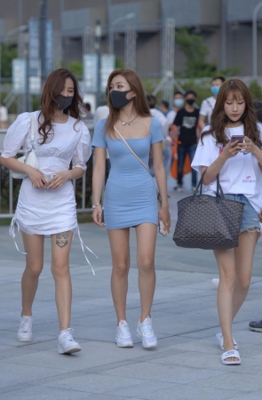 两个漂亮的小姐姐