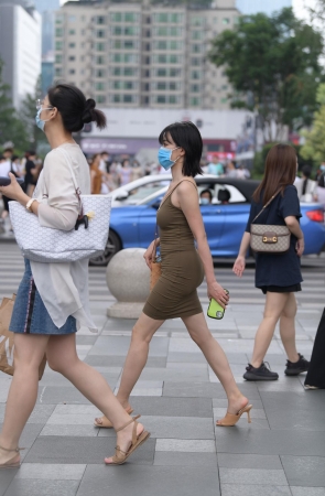 吊带包臀裙美女