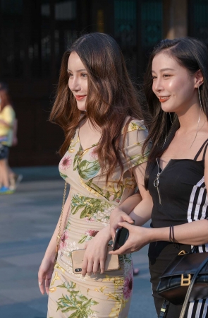 黄昏下de闺蜜同行