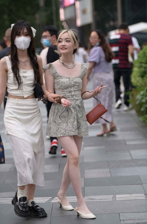 街拍白皙美腿美眉