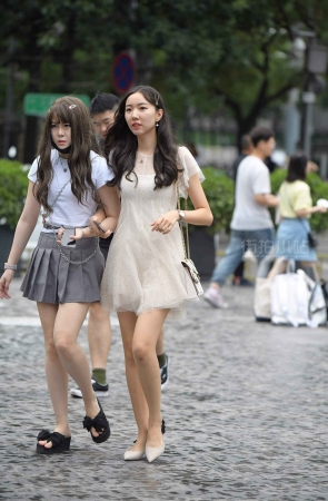 街拍白色连衣裙美眉