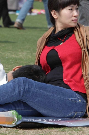 街拍短肉丝丰腴牛仔少f