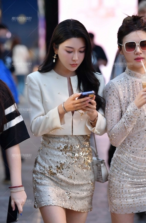 &两位漂亮气质美女