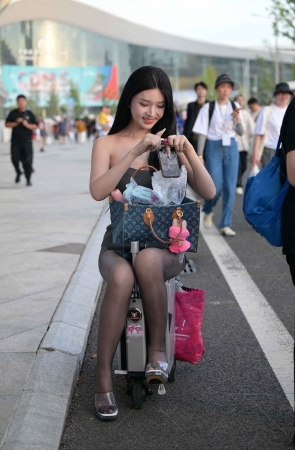 25成都车展油亮丝长腿网红-妍熙