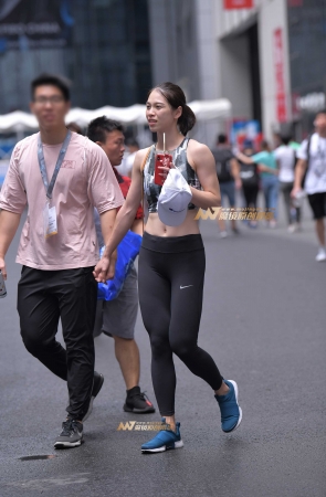 喝饮料的可爱美女