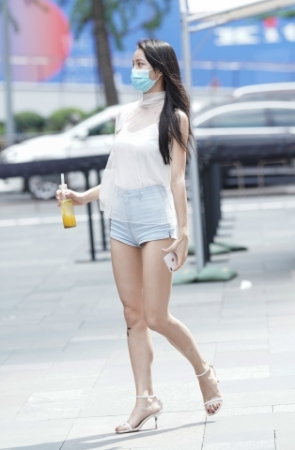 长腿热裤美女