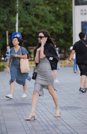 街拍灰色裙时尚女子