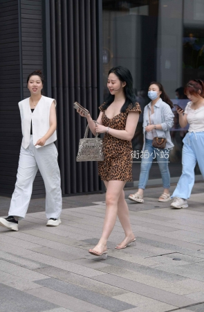 街头抓拍白白净净的豹纹裙荏萋