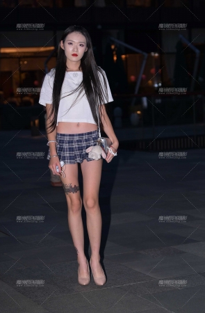 夜遇超性感超短百褶裙美女