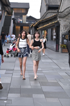 两个短裙美腿美女