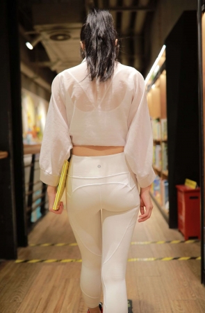 735白色瑜伽裤女孩