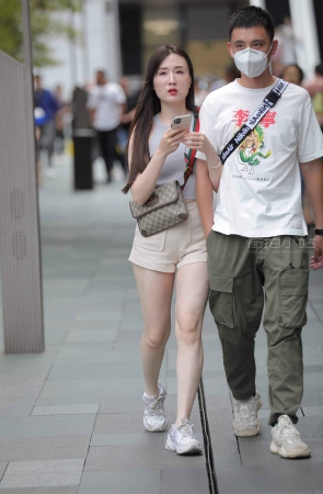街拍白皙美腿女友