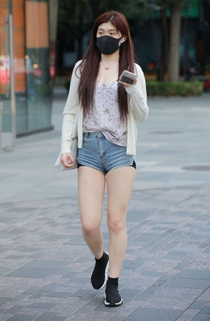 四九城嘎子街拍作品 - 热裤小妹