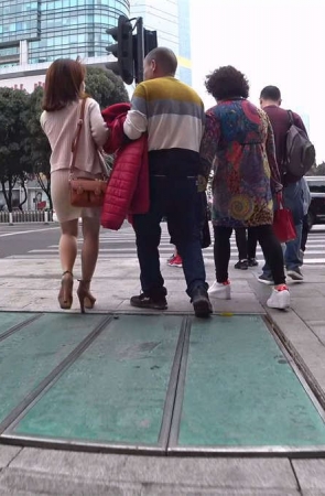 米色裙粉衣丰腴身材极品美女