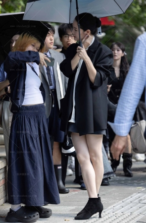 LB052-100P 上海时装周上的白皙美腿女王