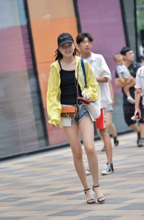 街拍青春热牛小妹