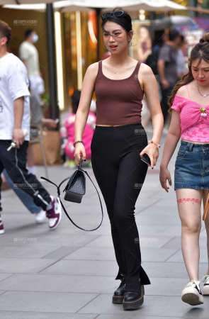 &逛街白皙黑裤美女