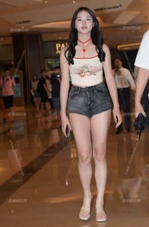 2378-1=126√夏日热裤露美腿女生【套图➕视频】 13P
