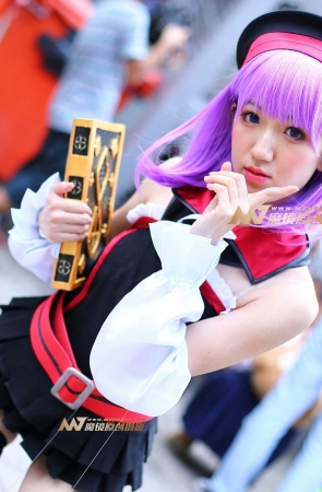 手捧魔法书的少女cosplay