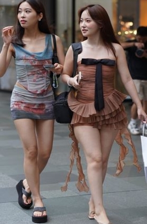 逛街的俩美女(152P)