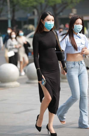 修身长裙街拍美女