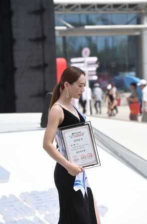 车模小姐姐