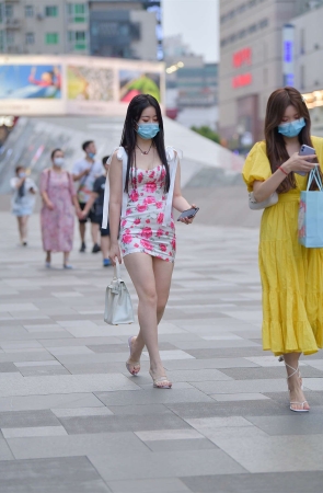 粉色碎花连衣裙