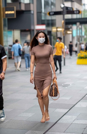 提着名牌包包的美女迎面走来了~