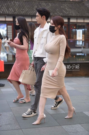 &帅哥的极品身材女友令人羡慕&