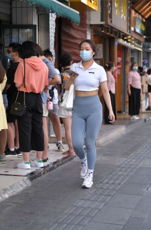 灰色翘臀紧身裤